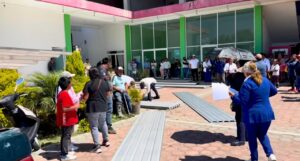 Entrega de láminas a personas beneficiarias que previamente acudieron a inscribirse al programa.